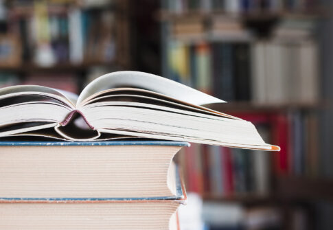 libro aperto su una pila di libri