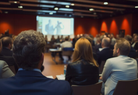platea di persone che partecipano ad un convegno