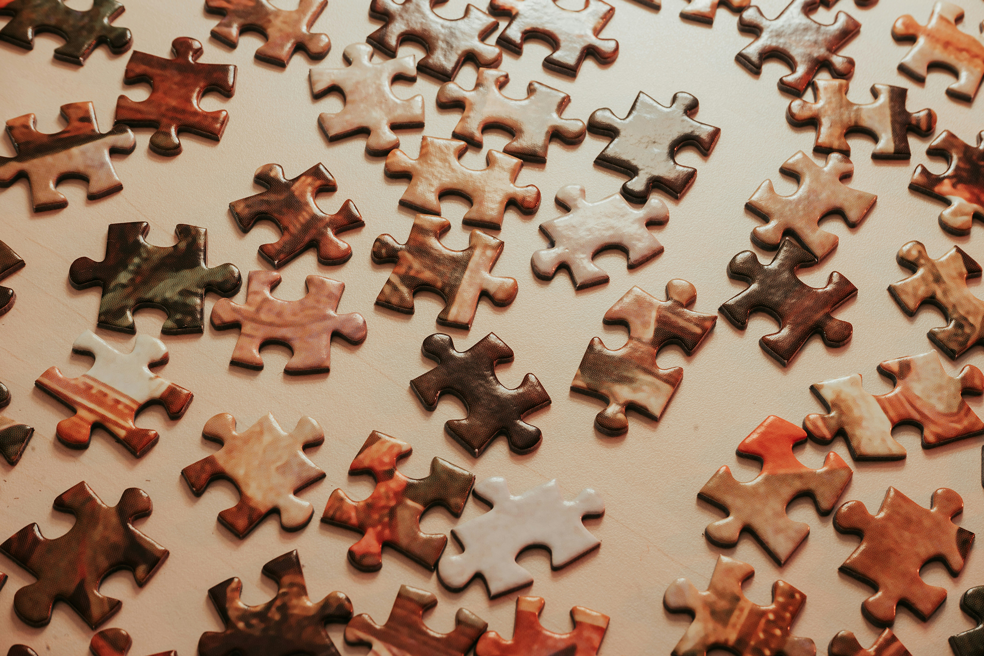 insieme di tessere puzzle scomposte su un tavolo